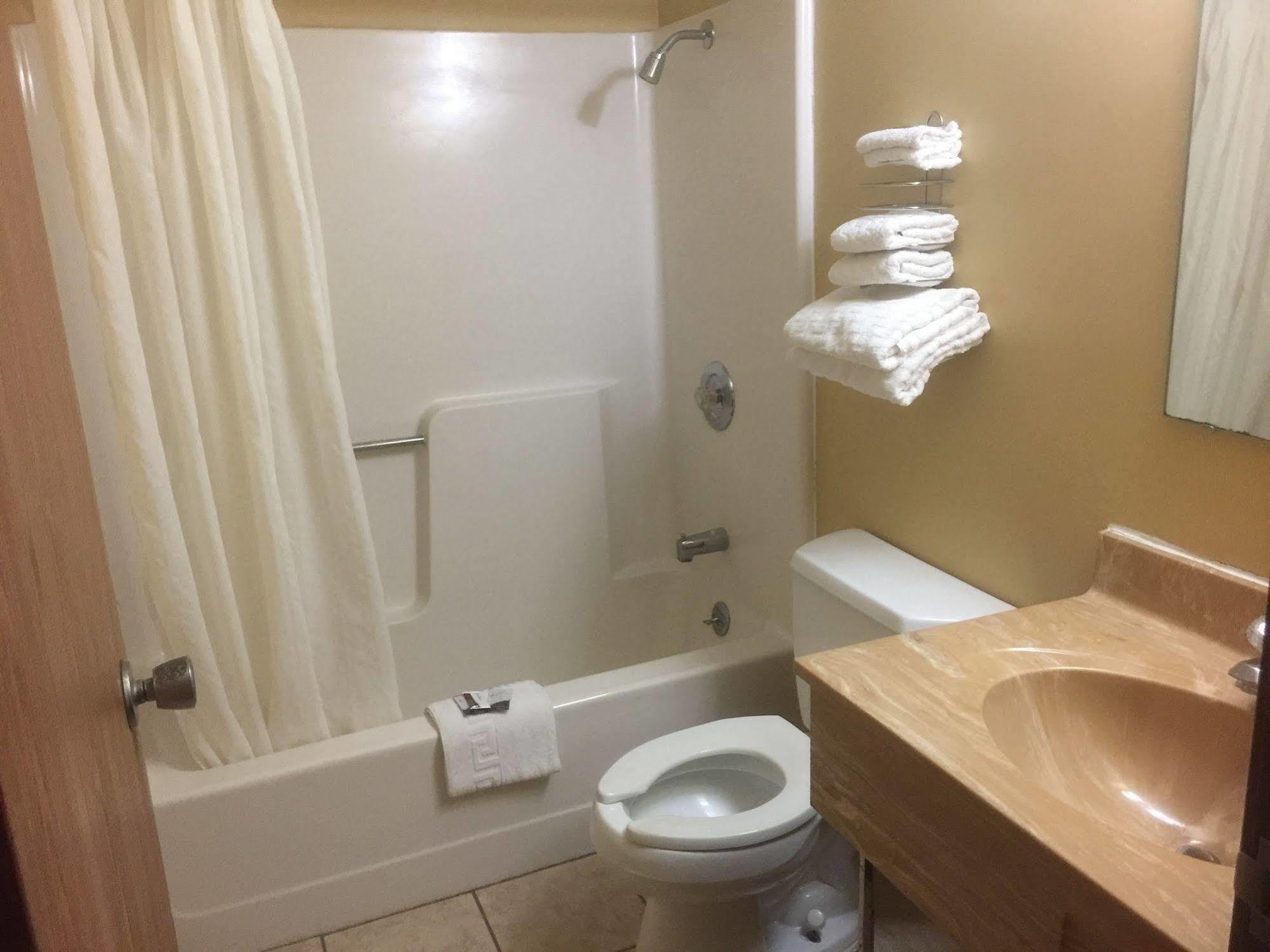 Budgetel Inn & Suites Fort Scott Esterno foto