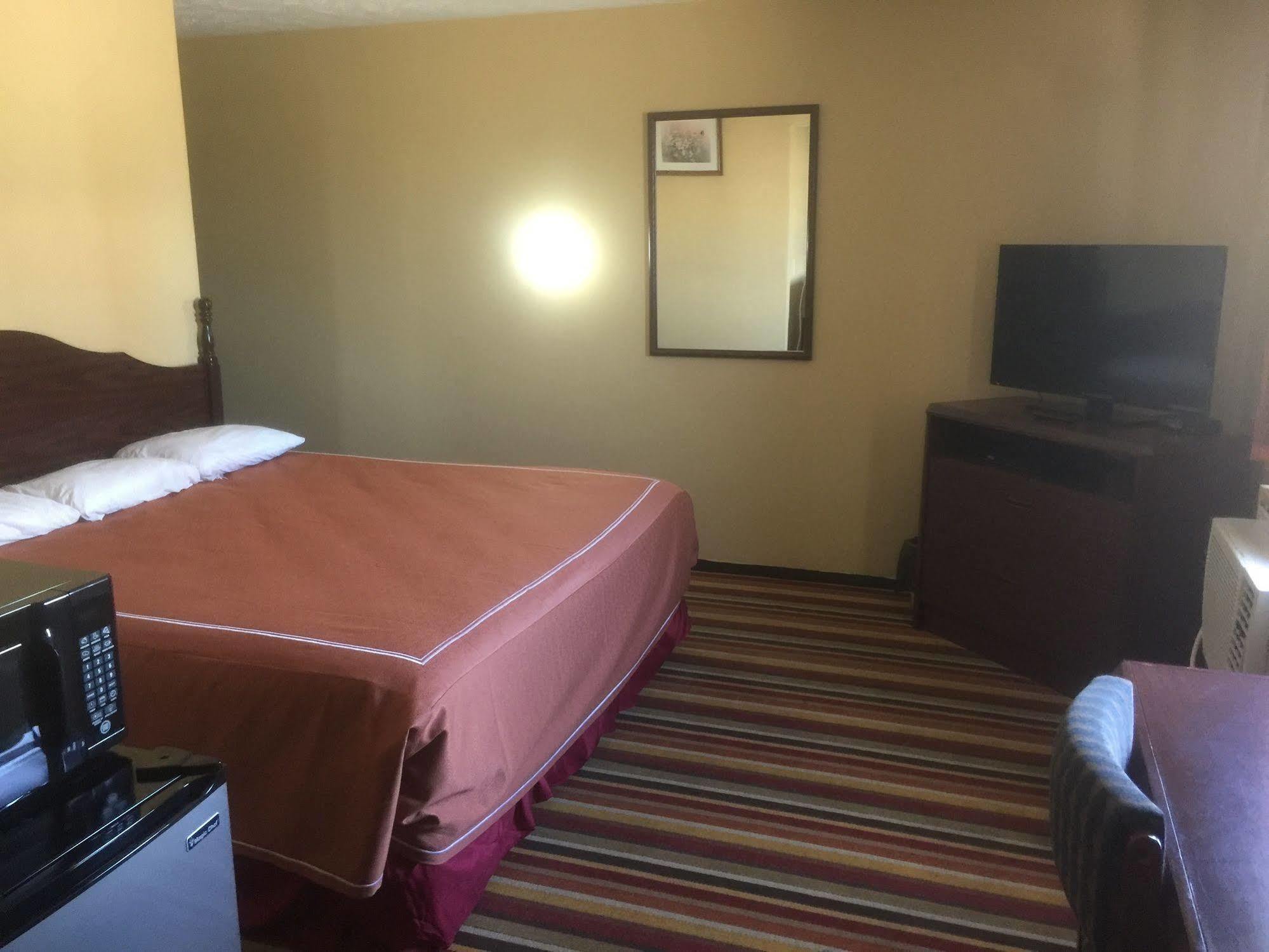 Budgetel Inn & Suites Fort Scott Esterno foto